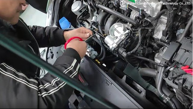 Latest company Cases about Instale mangueiras da injeção do trilho do injetor aos conectores no coletor de admissão